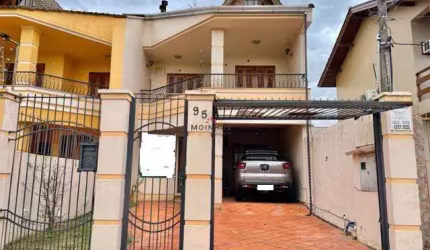 Sobrado de 03(três) dormitórios, sendo 01(uma) suíte, localizado no bairro Bela Vista