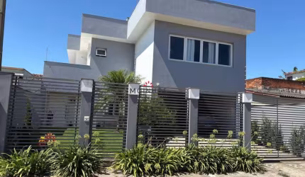 Ampla Casa-Sobrado com 04 Dormitórios e Piscina. Bairro  Niterói - Canoas/RS