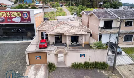 Casa Otima Localização na BR, duas entradas, com Galpão