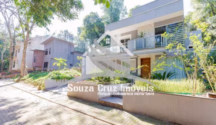 Casa com 02 Pavimentos - Cercada Pela Natureza.