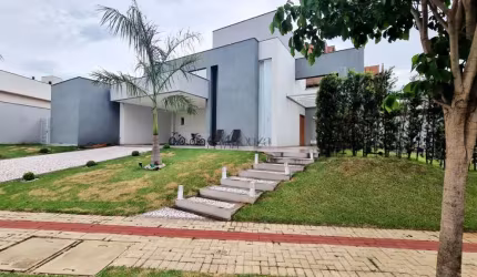 Casa em condomínio à venda com 3 quartos - 250 m²