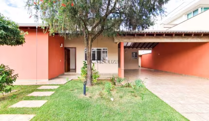 Casa em Condomínio para Venda e Aluguel | 242m²