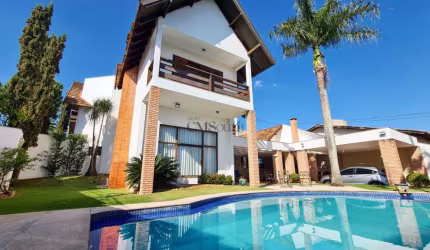 Casa à Venda com 496m² | 4 suítes e 4 vagas