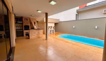 Casa em Condomínio com 4 quartos  -235m²