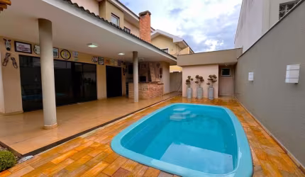 Casa em Condomínio com 4 quartos - 235m²