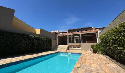 Aluga-se casa com excelente localização - 400m2