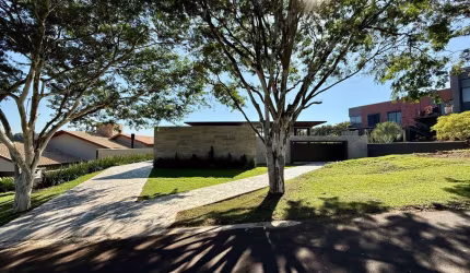 Casa em Condomínio com 3 suítes à Venda - 350m