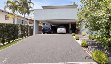 Casa em Condomínio com 4  suítes à Venda - 347m²