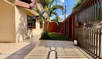 Casa com 4 quartos para alugar - 225m² - 5 vagas