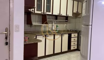 Apartamento à venda a 250 metros do mar na Meia Praia