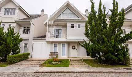 Triplex com 5 quartos, sendo 1 suite master e 4 demi-suítes, com 282 m² no Jardim Social - Curitiba-PR