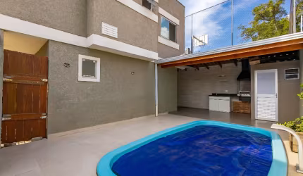 Sobrado à venda, 3 quartos, 1 suíte, 3 vagas no Santa Cândida, Curitiba, Paraná.