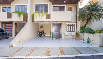 Sobrado triplex em condomínio fechado na melhor localização do Pilarzinho