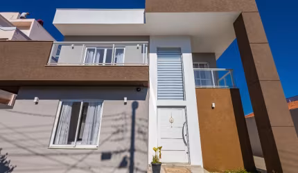 Sobrado com 343 m², mobiliado, 4 quartos, sendo 3 suítes, 6 vagas, no bairro Tingui/Bacacheri em Curitiba/PR