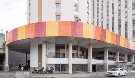 Vendo no centro da cidade 2/4 com dependência