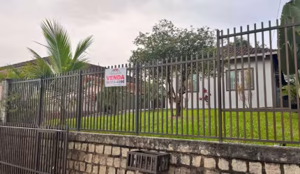 Sao Marcos - Casa Plana com 173 m2 em alvenaria com laje 1 suite + 3 dorm. Terreno com 469,95 m2 murada contendo area de festas