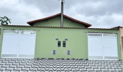 Casa 02 dormitorios, 1300 metros do mar