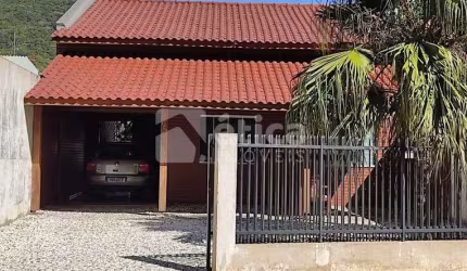 Casa na principal avenida que vem de balneário próximo da Beira Rio e de praias,