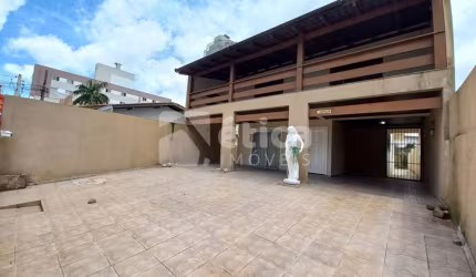 AMPLA CASA NO BAIRRO SÃO JUDAS BEM LOCALIZADA COM PISCINA