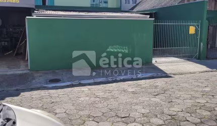 Casa a Venda Bairro São João com 2 pavimentos ja dividida em 2 residencias