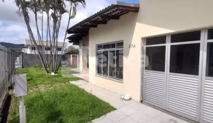 Ampla Casa Comercial de Esquina para Locação em Itajaí SC