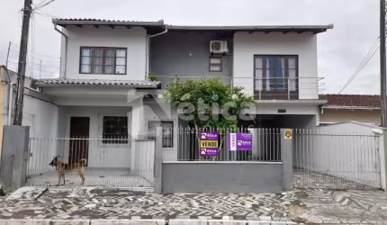 VENDE-SE EXCELENTE SOBRADO DE 6 DORMITÓRIOS NO BAIRRO SÃO VICENTE, ITAJAÍ