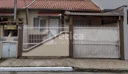 EXCELENTE   CASA AVERBADA e semi-mobiliada de 2 Quartos.