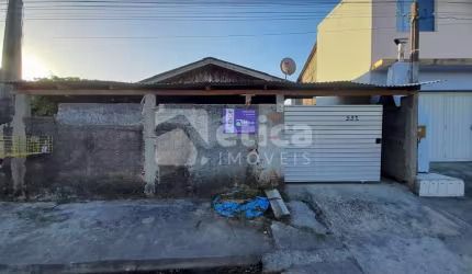 Vende-se Terreno com Casa de Madeira em Itajaí - Bairro Barra do Rio