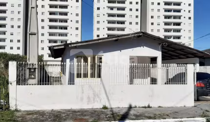 Casa Averbada, com 264 m , 3 Dormitórios sendo 1 Suíte, no bairro cidade Nova