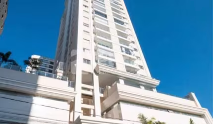 EXCELENTE APARTAMENTO MOBILIADO E DECORADO DE 2 SUÍTES COM VISTA MAR.