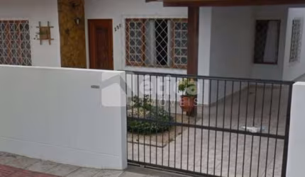 Excelente Casa de 3 Dormitórios com Edícula no Bairro São Judas em Itajaí