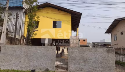 Casa com Edícula e Terreno Grande à Venda no Bairro Cordeiros, Itajaí  Imperdível