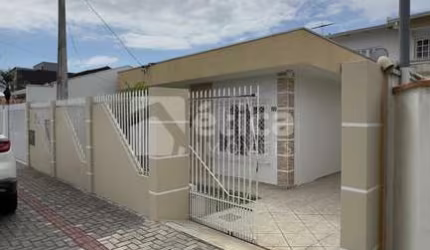Casa á venda com 206m , no Bairro Cordeiros, ITAJAI - SC.