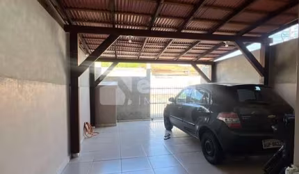 Casa Germinada com 2 Quartos, Ar Condicionado e Ampla Área de Serviço