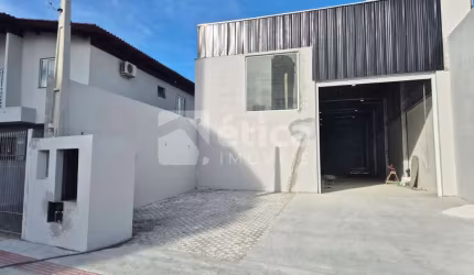 Galpão de 350 m  para locação no Bairro São Judas, em Itajaí.