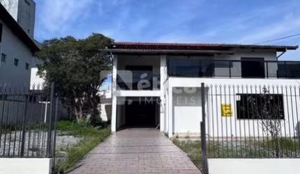 Ampla Casa para locação em Itajaí, More bem com sua Familia.