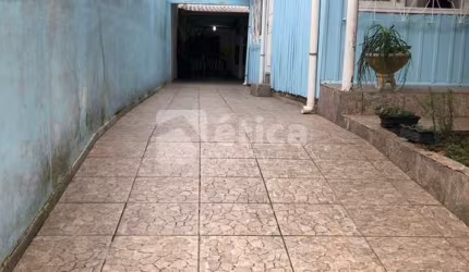Casa ampla com dois pisos à venda, em excelente localização no São Vicente.
