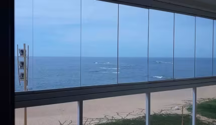 Excelente apartamento frente ao mar com 03 quartos sendo 02 suítes