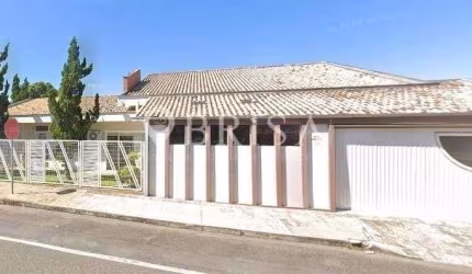 CASA COM PISCINA NA VILA LENZI