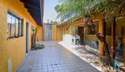 Casa com edícula a venda, 03 quartos c/suíte, no Portão em Curitiba PR