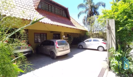 (PERMUTA) Sobrado, são 03 sobrados no mesmo terreno de 484 m², com espaço para mais construção no Alto da XV em Curitiba PR