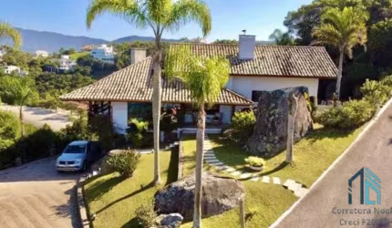 Casa em condomínio, 05 quartos c/suítes, em Governador Celso Ramos SC