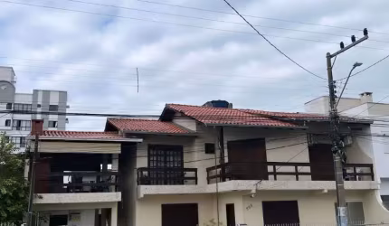Casa a venda, são 4 casas no mesmo terreno sendo 2 casas de frente, (uma de 3 quartos e a outra de 2 quartos)  em Balneário Camboriú SC
