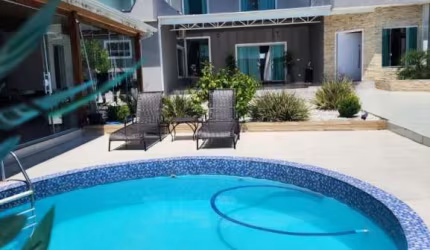 Casa a venda, 03 quartos c/suíte, 08 vagas, edícula, piscina em São José dos Pinhais PR
