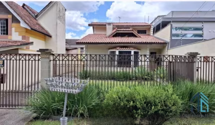 (Permuta ou financiamento) Casa a venda com amplo terreno, 04 quartos c/suíte, 05 vagas, salão de festas, no Tarumã em Curitiba PR