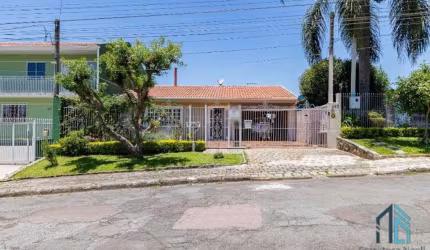 Casa térrea com área de lazer, 03 quartos sendo 02 suítes, no Santa Cândida em Curitiba PR