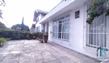 Casa a venda Semi mobiliada, 05 quartos, em ótima localização, no Bacacheri em Curitiba PR