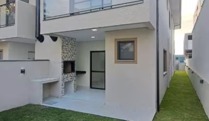 Sobrado novo com amplo terreno, 03 quartos c/suíte, no centro Canasvieiras em Florianópolis SC