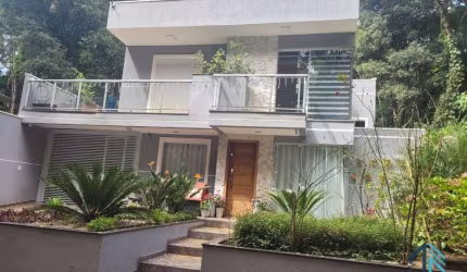 Sobrado em condomínio, 03 quartos c/suíte, terraço, espaço Gourmet, no Barreirinha/Boa Vista em Curitiba PR