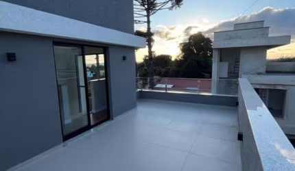 Sobrado com Ático e terraço, 03 quartos c/suíte em Condomínio no Uberaba em Curitiba PR